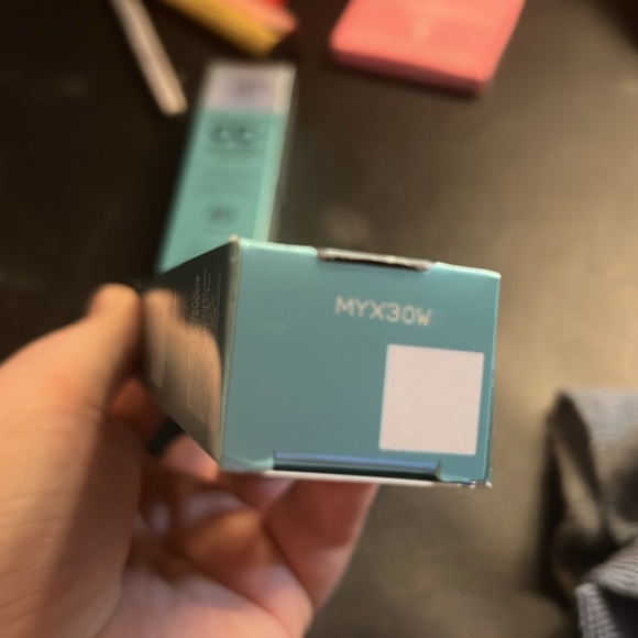 IT Cosmetics Cream Foundation with SPF 40 in Fair/Light - Picture 15 of 15